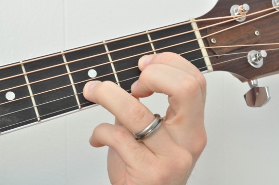 Cách chuyển hợp âm nhanh khi tập guitar